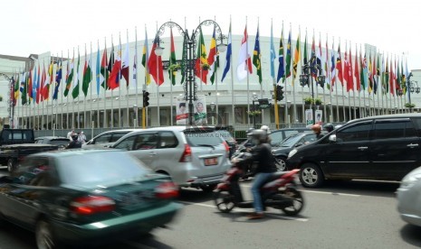   Bendera-bendera negara peserta Konferensi Asia Afrika (KAA) sudah terpasang di Gedung Merdeka, Kota Bandung, Senin (20/4).  (Republika/Edi Yusuf)