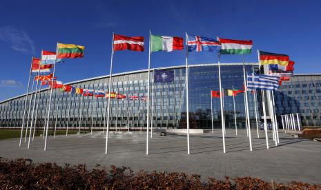 Bendera berkibar tertiup angin di luar markas NATO di Brussel, 7 Februari 2022. 