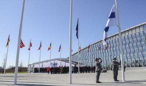 Bendera finlandia di antara bendera negara anggota NATO.