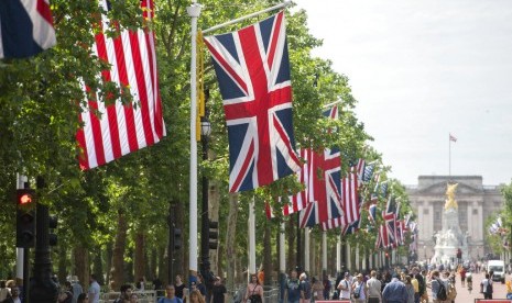 Bendera Inggris dan Amerika Serikat dipajang beriringan di sepanjang jalan menuju Buckingham Palace. Inggris akan menurunkan tarif barang impor dari AS atas sengketa perusahaan dirgantara Boeing dan Airbus.