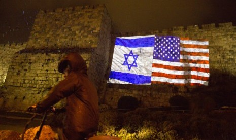 Bendera Israel dan Amerika Serikat diproyeksikan di dinding kota tua Yerusalem.  Pemerintah Palestina mendesak AS mencabut rencana untuk membangun kedutaan besarnya di Yerusalem. 