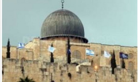 Bendera Israel di kompleks Masjid Al-Aqsha