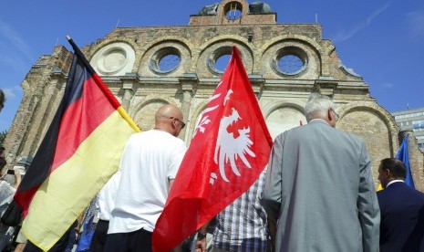 Bendera Jerman dan Polandia dibawa ke sisa stasiun Anhalter di Berlin, Jerman, dalam rangka peringatan 80 tahun mulainya perang dunia II, Ahad (1/9).