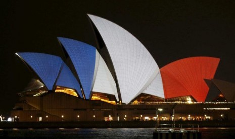 Bendera Kebangsaan Perancis disorotkan ke atap gedung Opera Sydney. 