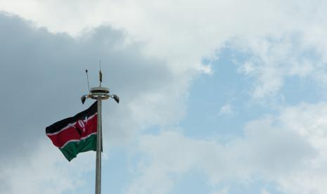 Bendera Kenya berkibar di tengah awan hujan di Nairobi, Kenya, 25 Oktober 2017.