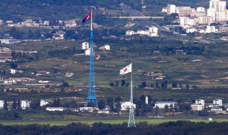 Bendera Korea Utara, belakang, dan Korea Selatan, depan, berkibar tertiup angin seperti yang digambarkan dari daerah perbatasan antara dua Korea di Paju, Korea Selatan, pada 9 Agustus 2021. Korea Utara meluncurkan misil balistik pada Minggu, 18 Desember 2021. , 2022, lepas pantai timurnya, kata Korea Selatan. Kepala Staf Gabungan Korea Selatan mengatakan peluncuran dilakukan pada Minggu pagi tetapi tidak memberikan rincian lebih lanjut.