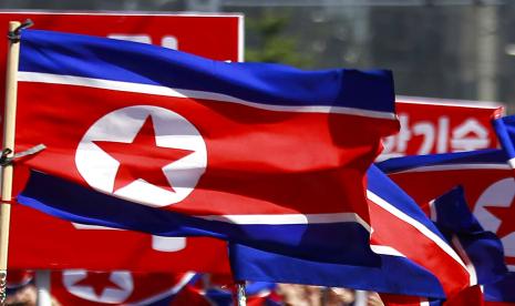 Bendera Korea Utara (Korut) dibawa selama perayaan ulang tahun ke-73 negara itu di Pyongyang, Korea Utara pada 9 September 2021. Sebuah laporan mengatakan, bahwa Korea Utara (Korut) telah mengeksekusi tiga siswa laki-laki sekolah menengah karena menonton dan mendistribusikan secara luas drama Korea Selatan (drakor).