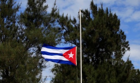 Bendera Kuba dikibarkan setengah tiang di Havana, (26/11), mengenang wafatnya Fidel Castro..