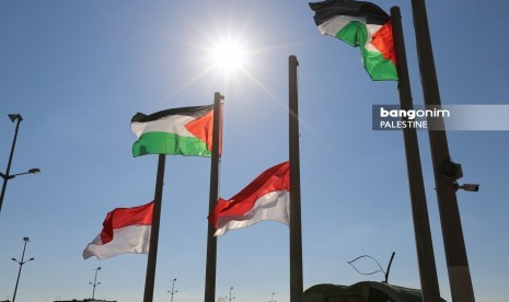 Bendera Merah Putih berkibar setengah tiang di dermaga internasional Gaza, Palestina, sebagai tanda bela sungkawa atas wafatnya presiden ketiga RI, Prof BJ Habibie, Kamis (12/9)