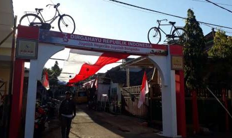 Bendera merah putih berukuran 551 x 3 meter persegi di area RW 01, Dusun Karangan, Desa Donowarih, Kecamatan Karangploso, Kabupaten Malang, Jawa Timur.