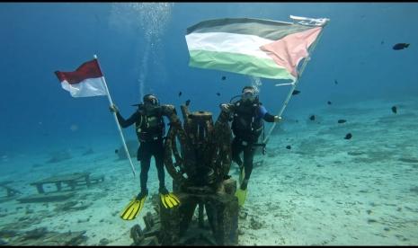 Bendera merah putih dan Palestina dikibarkan di Laut Sabang