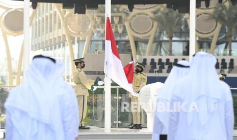 Bendera Merah Putih dikibarkan saat pembukaan National Day Indonesia di Al Wasl Plaza, Expo 2020 Dubai, Dubai, Uni Emirat Arab, Kamis (4/11/2021). Paviliun Indonesia menggelar National Day pada ajang internasional Expo 2020 Dubai dengan mengusung tema Land of Diversity - Folklore Performance. 