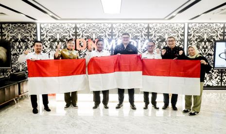 bendera merah putih merupakan identitas, simbol, dan alat pemersatu masyarakat.