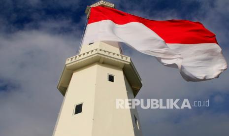 Bendera merah putih raksasa berkibar di puncak Menara Suar. Ilustrasi