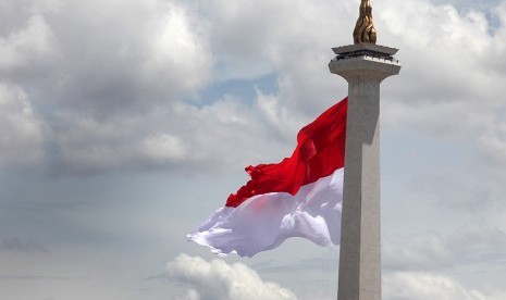 Bendera Merah Putih raksasa berkibar di tugu Monas, Jakarta.  