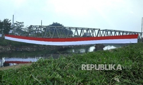 Bendera Merah Putih sepangjang 50 meter membentang Sungai Citarum di Kampung Mekarsari, Kecamatan Baleendah, Kabupaten Bandung, Jumat (12/8).