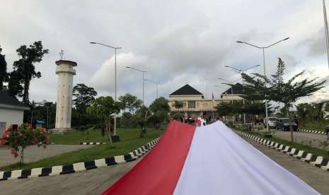 Bendera Merah Putih sepanjang 1.500 meter dibentangkan oleh Tim Kirab Satu Negeri GP Ansor di Papua, Senin (17/9).