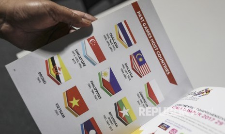 Bendera merah putih tampak dicetak terbalik di buku panduan SEA Games ke-29 di Malaysia.