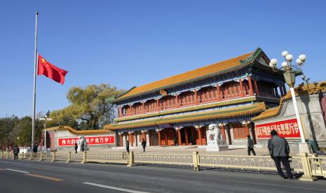 Bendera nasional China dikibarkan setengah tiang untuk mengenang kematian mantan Presiden China Jiang Zemin di luar pintu masuk Xinhumen ke kompleks kepemimpinan Zhongnanhai di Beijing, Kamis, 1 Desember 2022. Jiang, yang memimpin China keluar dari isolasi setelah tentara menghancurkan protes pro-demokrasi Lapangan Tiananmen pada tahun 1989 dan mendukung reformasi ekonomi yang menyebabkan ledakan pertumbuhan selama satu dekade, meninggal Rabu. Dia berusia 96 tahun.