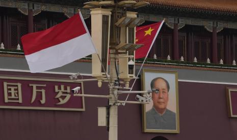 Bendera nasional Indonesia dan China dikibarkan bersama di dekat potret Mao Zedong di Gerbang Tiananmen di Beijing, Senin, 25 Juli 2022. Pemerintah China menilai positif Pemerintah Indonesia dalam menyambut wisatawan mancanegara yang berbahasa Mandarin menjelang tahun baru Imlek.