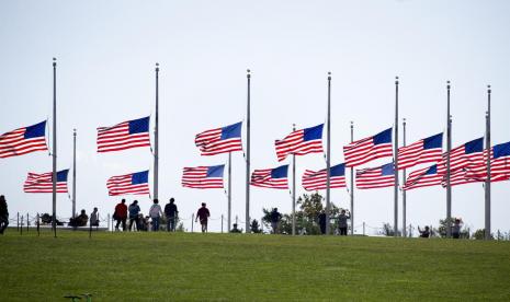 Bendera negara Amerika Serikat berkibar setengah tiang di Washington Monument sebagai bentuk penghormatan terhadap mendiang mantan Menlu AS, Colin Powell, Selasa (19/10).  