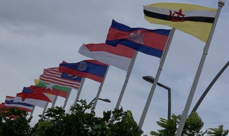 Bendera negara peserta SEA Games 2019. Bendera-bendera ini diturunkan mengantisipasi kerusakan Topan Kammuri.