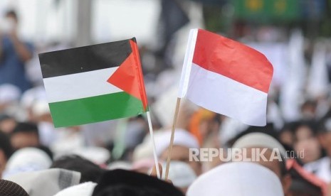  Bendera Palestina dan Indonesua dalam aksi solidaritas Palestina di Monumen Nasional, Jakarta, Ahad (17/12). 