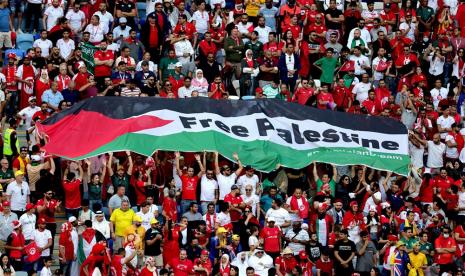  Bendera Palestina terlihat di antara para penggemar Tunisia di tribun selama pertandingan sepak bola grup D Piala Dunia FIFA 2022 antara Tunisia dan Australia di Stadion Al Janoub di Al Wakrah, Qatar, Sabtu, 26 November 2022.