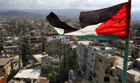 Bendera Palestina yang robek berkibar di kamp pengungsi Palestina Bourj al-Barajneh, di Beirut, Lebanon, Jumat, 21 Oktober 2022. Negara Anggota PBB Tolak Sanksi Israel Terhadap Palestina