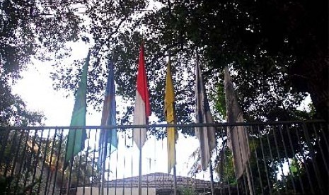 Bendera parpol koalisi di kantor Sekretariat Gabungan, Jakarta.