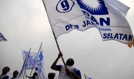 Bendera Partai Amanat Nasional (PAN).  Untuk maju di Pilpres 2024, PAN harus berkoalisi dengan partai politik lain.