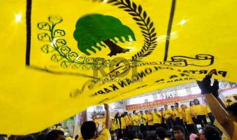 Bendera Partai Golkar. Direktur Eksekutif Lingkar Madani (LIMA), Ray Rangkuti, menilai potensi munculnya kelompok yang akan mendukung kandidat capres 2024 dari Partai Golkar selain figur Airlangga Hartarto akan selalu terbuka.