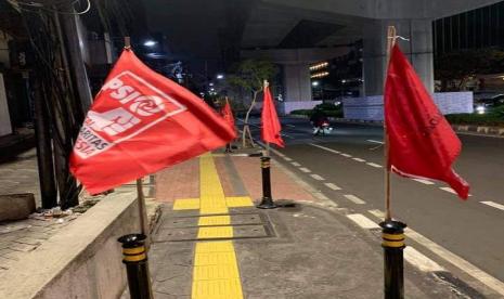 Bendera Partai Solidaritas Indonesia (PSI) dipasang di pinggir jalan. PSI sebut melonjaknya perolehan suara di Pemilu 2024 karena dukungan dari daerah.