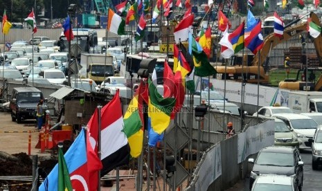 Bendera peserta Konferensi Asia Afrika (KAA) terpasang dijalan MH Thamrin, Jakarta, Rabu (15/4).(Republika/Tahta Aidilla).