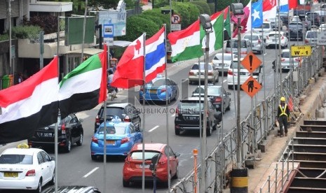 Bendera peserta Konferensi Asia Afrika (KAA) terpasang dijalan MH Thamrin, Jakarta, Rabu (15/4).(Republika/Tahta Aidilla).