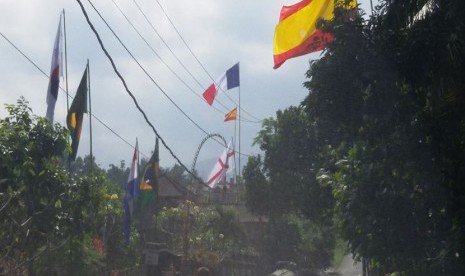 Bendera peserta piala dunia di jalanan di Bali