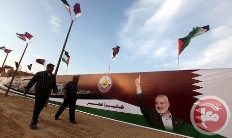 Bendera Qatar dan Palestina berkibar di sepanjang jalan jalur Gaza