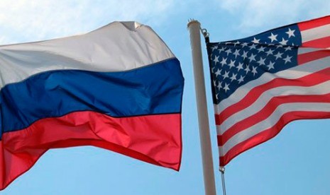 Bendera Rusia dan Amerika Serikat.