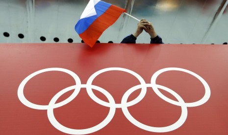 Bendera Rusia dikibarkan di atas logo Olimpiade. Rusia dikenai sanksi akibat penggunaan doping atletnya.