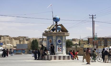 Bendera Taliban berkibar di sebuah alun-alun di kota Ghazni, Afghanistan, setelah pertempuran antara Taliban dan pasukan keamanan Afghanistan, Kamis, 12 Agustus 2021.