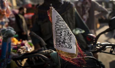 Bendera Taliban dipasang di depan sepeda motor di Kabul, Afghanistan, Selasa, 28 September 2021.