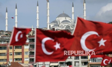 Bendera Turki di jembatan Martir, Turki. Kemenlu mengungkap tiga modus perekrutan tenaga kerja ilegal ke Turki. Ilustrasi.