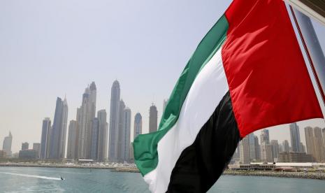 Bendera Uni Emirat Arab (UEA) berkibar di Dubai Marina, Dubai, UEA. Kasus Covid-19 Menurun, UEA akan Hapus Pembatasan di Semua Acara dan Tempat