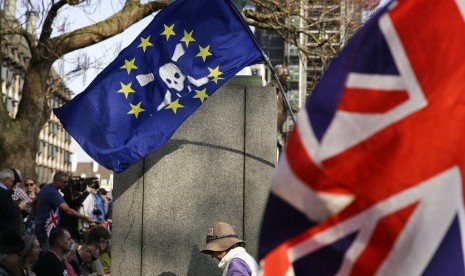 Bendera Uni Eropa dan bendera Inggris yang ditinggalkan demonstran pro-Brexit di Parliament Square di London, 29 Maret 2019. 