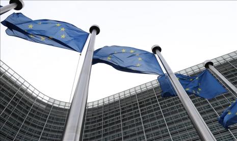 Bendera Uni Eropa terlihat di luar Gedung Komisi Uni Eropa di Brussel, Belgia. Duta Besar Uni Eropa untuk Sudan Aidan O’Hara diserang saat berada di kediamannya. Saat ini Sudan tengah dibekap pertempuran antara militer dan kelompok paramiliter bernama Rapid Support Forces (RSF).