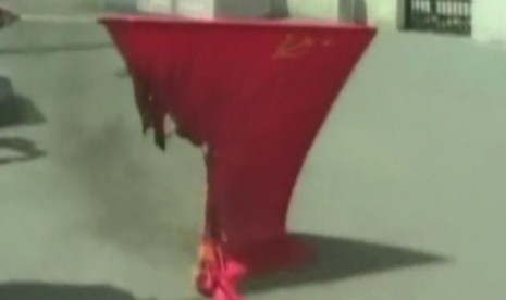 Bendera Uni Soviet yang dibakar demonstran.