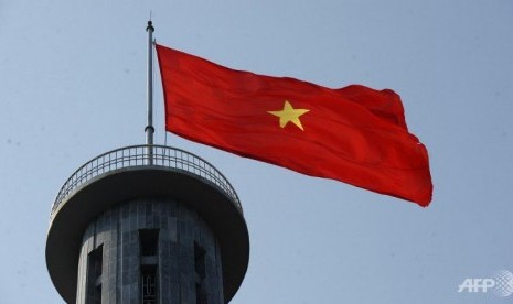 Bendera Vietnam berkibar di puncak gunung Lung Cu.