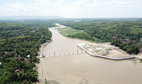 Bendung Kamijoro di aliran Kali Progo, Kabupaten Bantul, Yogyakarta. 