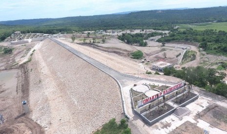 Bendungan Raknamo di NTT yang akan diresmikan pengisian pertamanya oleh Presiden Joko Widodo, Selasa (9/1).