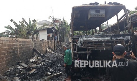 Bengkel reparasi bus terbakar di Bekasi, empat bus hangus terbakar, Selasa (15/5).